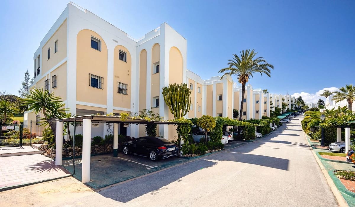 3 slaapkamer Appartement te koop in La Quinta met zwembad - € 720.000 (Ref: 10065500)