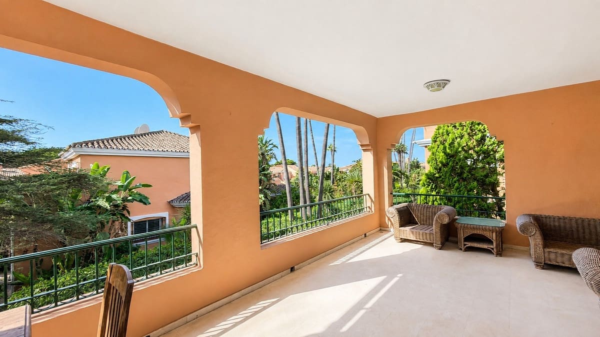 4 Zimmer Apartment zu verkaufen in Estepona mit Pool Garage - 1.300.000 € (Ref: 10065502)