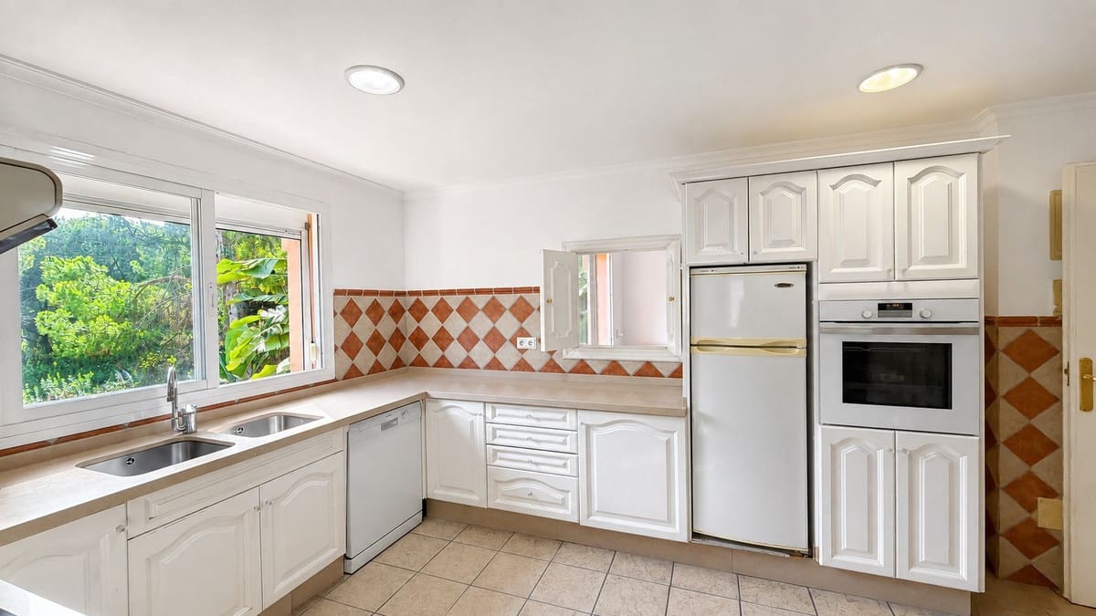 4 Zimmer Apartment zu verkaufen in Estepona mit Pool Garage - 1.300.000 € (Ref: 10065502)