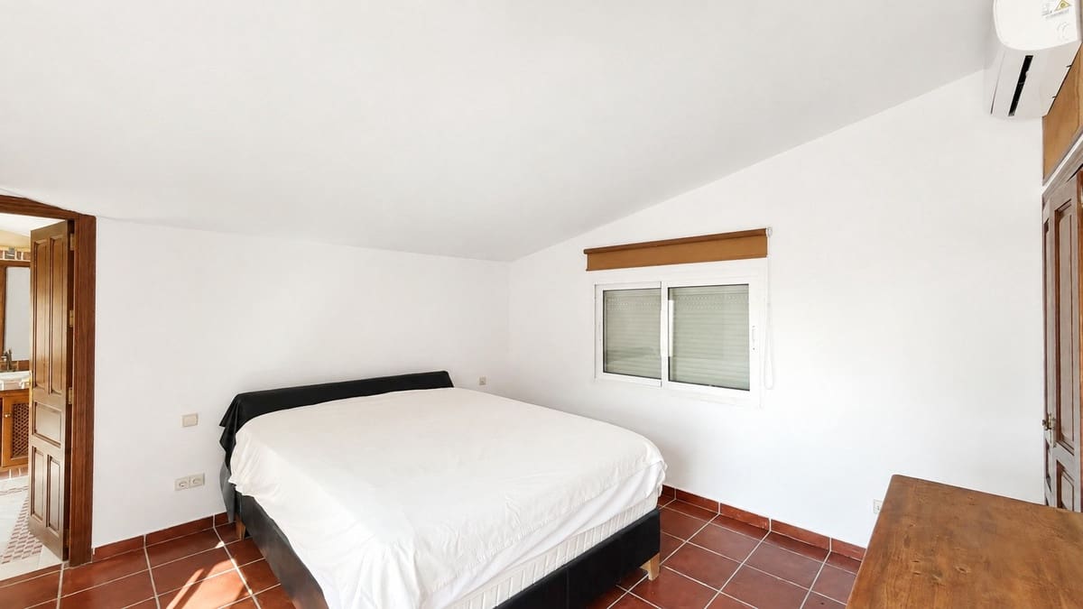 4 Zimmer Apartment zu verkaufen in Estepona mit Pool Garage - 1.300.000 € (Ref: 10065502)