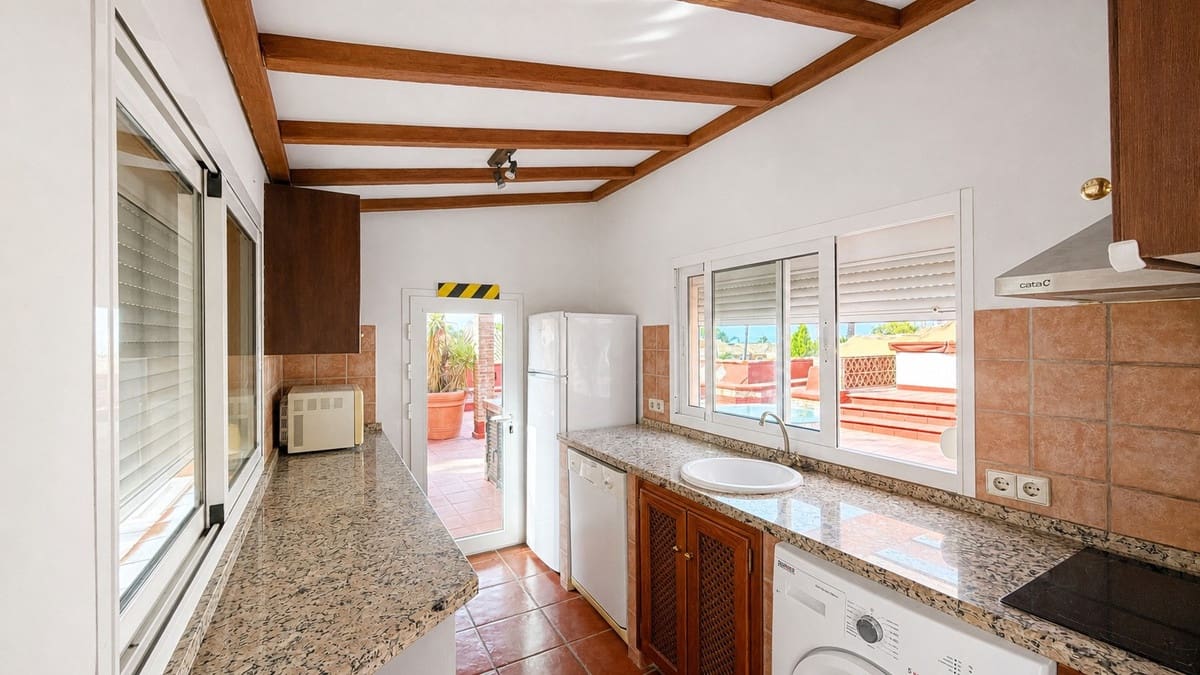 4 Zimmer Apartment zu verkaufen in Estepona mit Pool Garage - 1.300.000 € (Ref: 10065502)