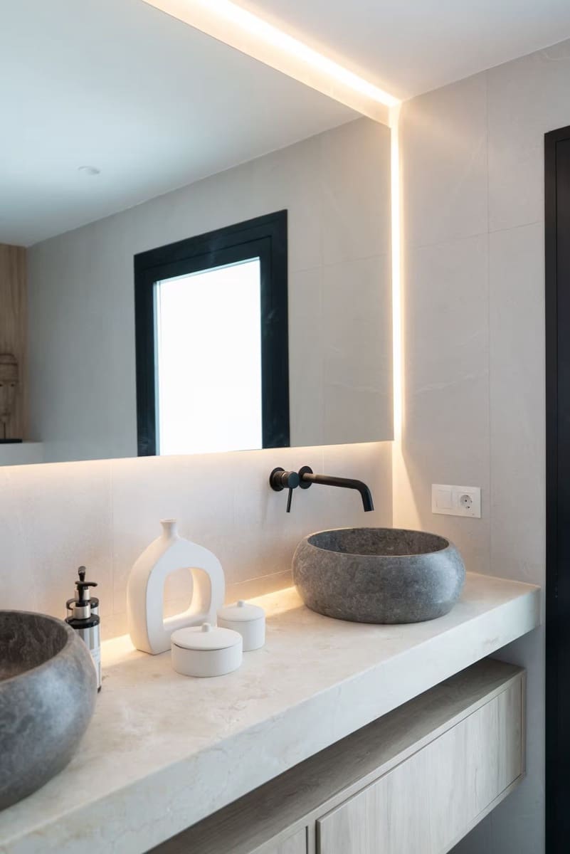 2 bedroom Apartment for sale in Nueva Andalucia with pool - € 649,000 (Ref: 10065506)