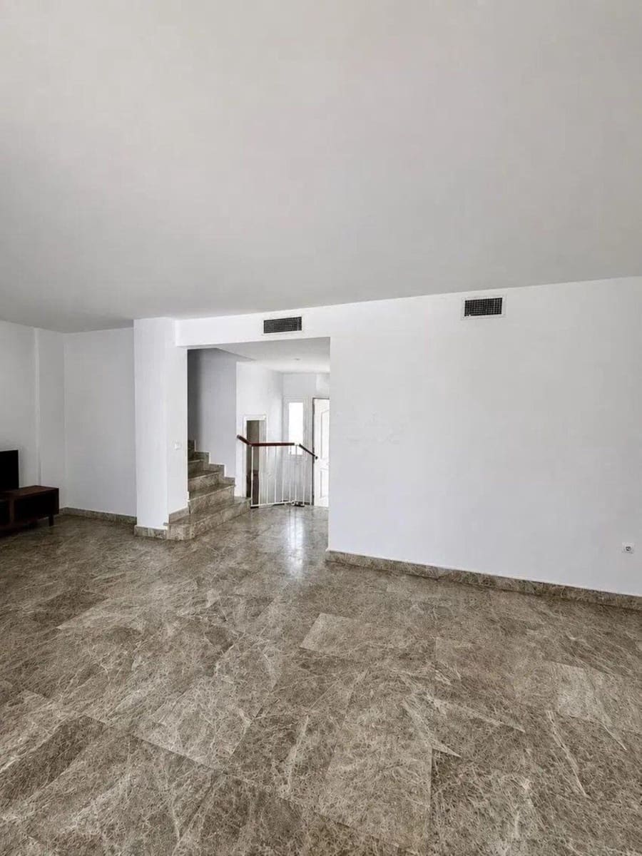 3 quarto Casa em Banda para venda em Nueva Andalucia com piscina garagem - 635 000 € (Ref: 10082226)