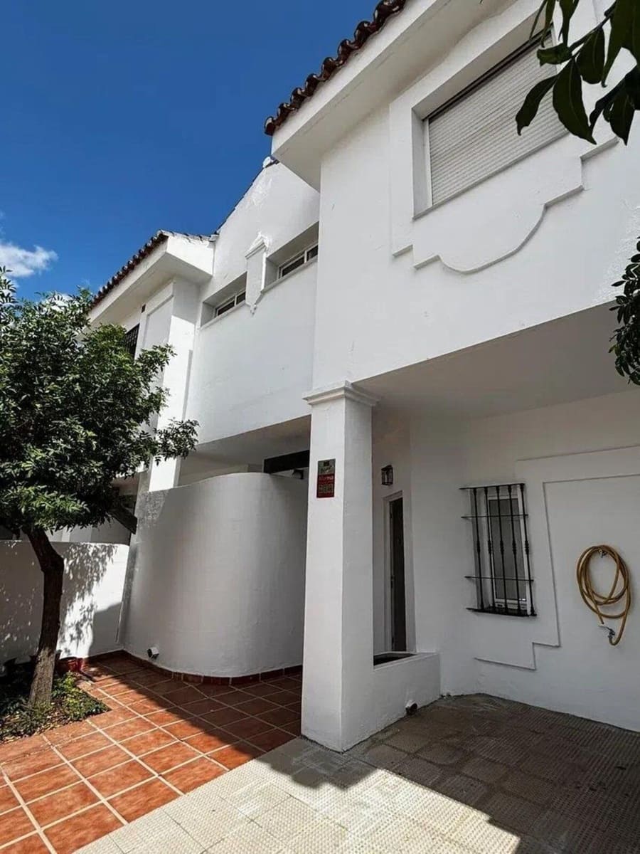 3 quarto Casa em Banda para venda em Nueva Andalucia com piscina garagem - 635 000 € (Ref: 10082226)