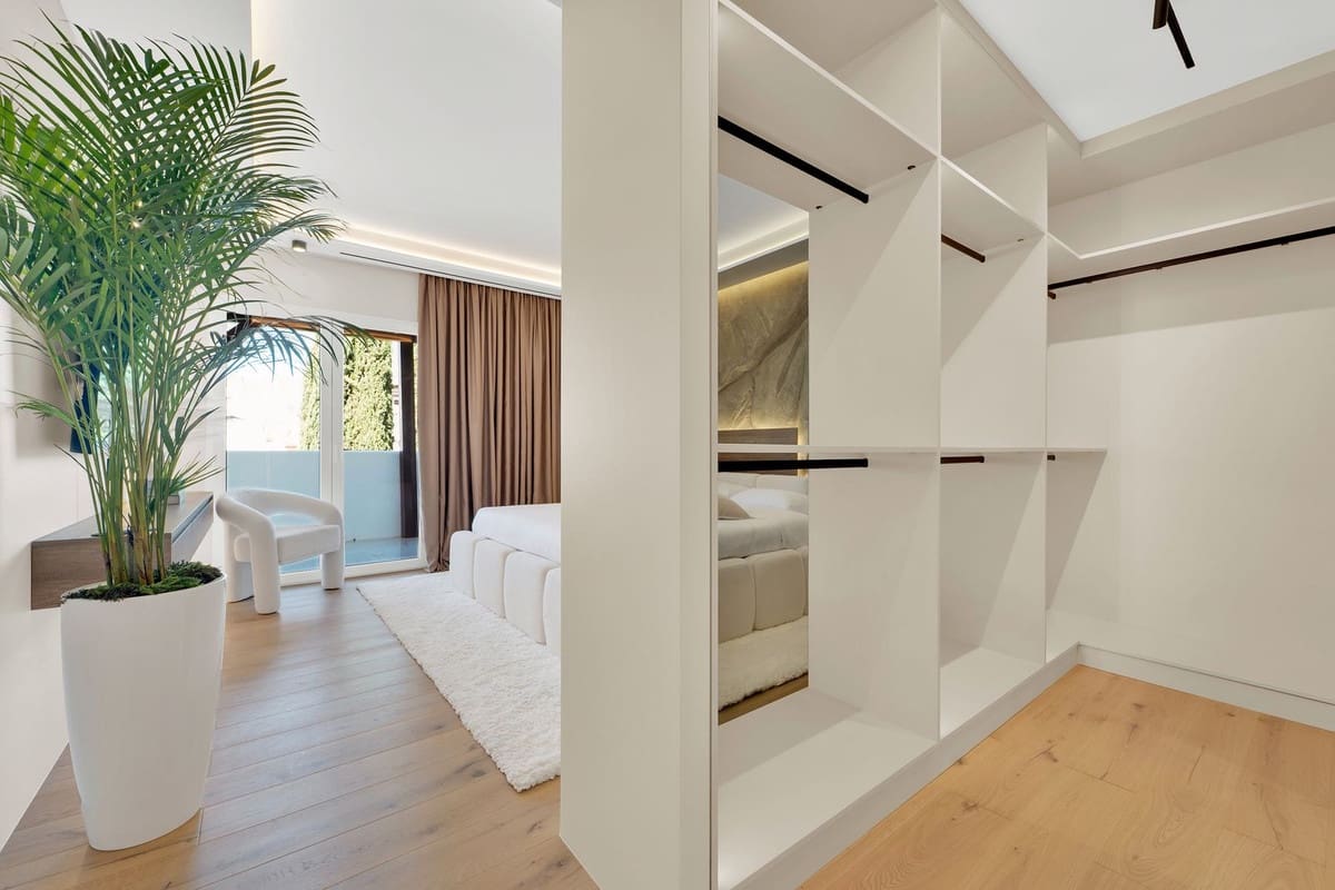 3 sypialnia Apartament na sprzedaż w Marbella z basenem garażem - 1 430 000 € (Ref: 10082235)