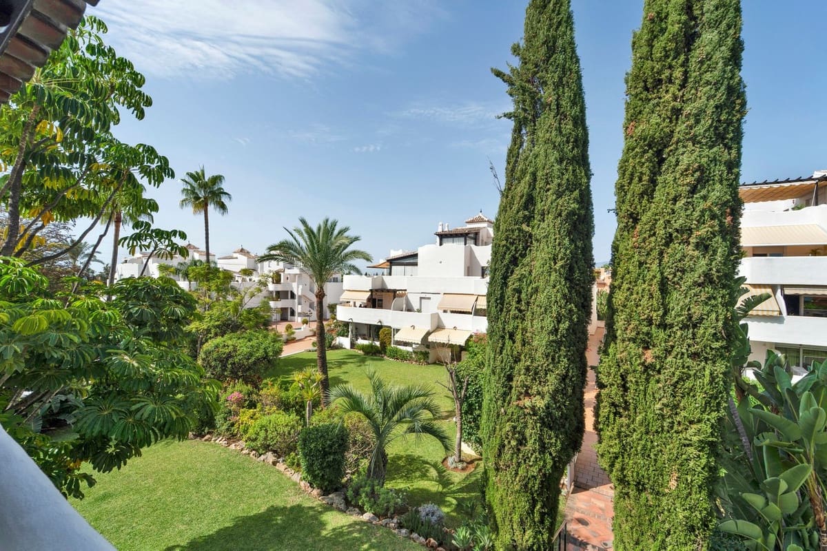 3 sypialnia Apartament na sprzedaż w Marbella z basenem garażem - 1 430 000 € (Ref: 10082235)