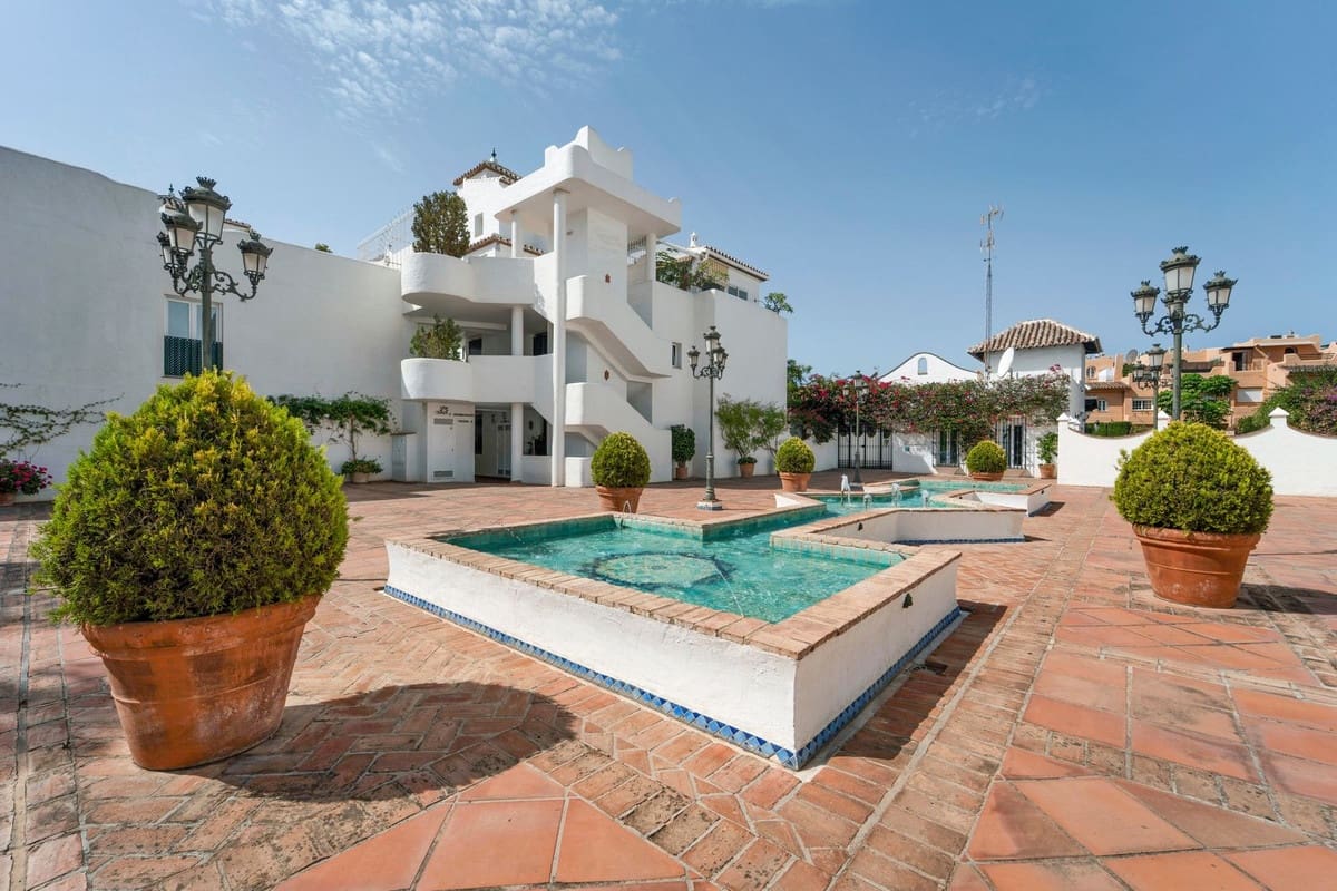 3 sypialnia Apartament na sprzedaż w Marbella z basenem garażem - 1 430 000 € (Ref: 10082235)