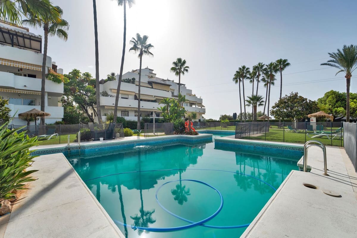 3 sypialnia Apartament na sprzedaż w Marbella z basenem garażem - 1 430 000 € (Ref: 10082235)