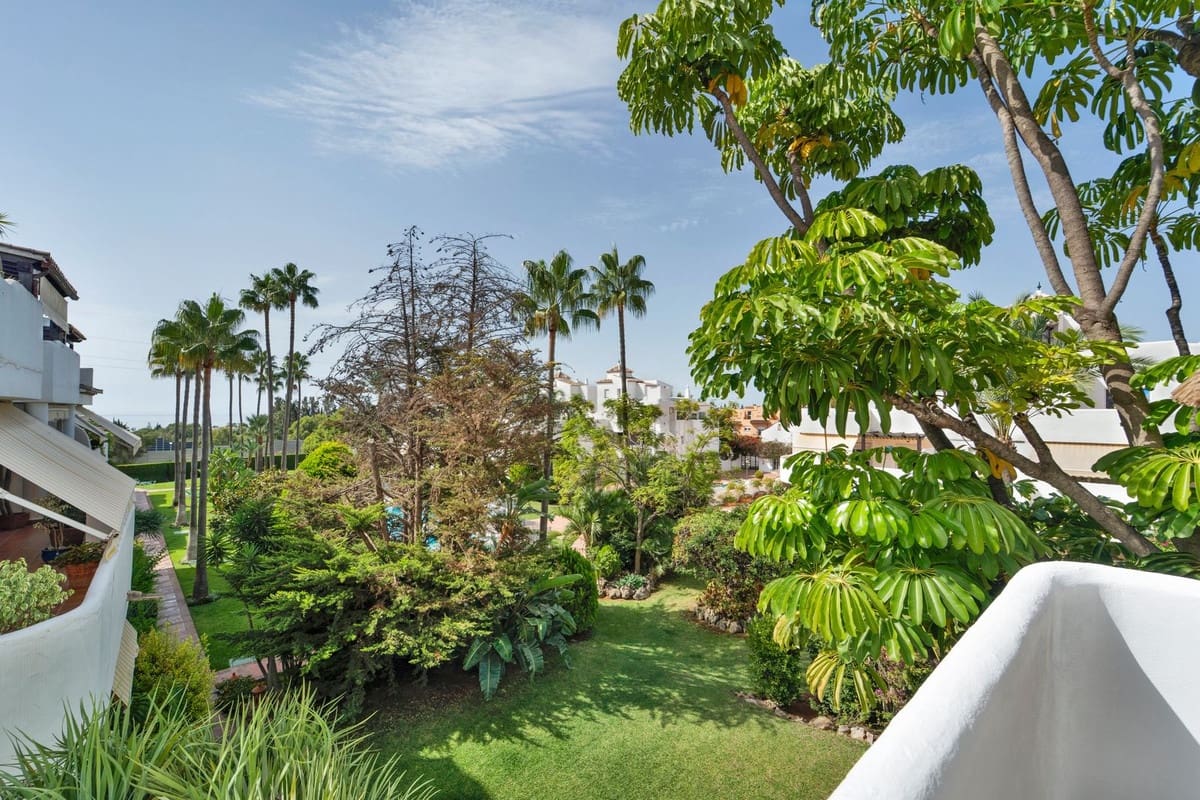3 sypialnia Apartament na sprzedaż w Marbella z basenem garażem - 1 430 000 € (Ref: 10082235)