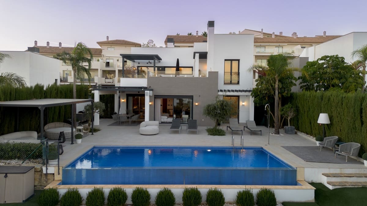 4 soverom Villa til salgs i Estepona med svømmebasseng - € 2 450 000 (Ref: 10082239)
