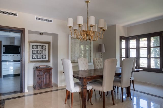 4 Zimmer Villa zu verkaufen in El Rosario, Marbella mit Pool Garage - 2.250.000 € (Ref: 10082245)