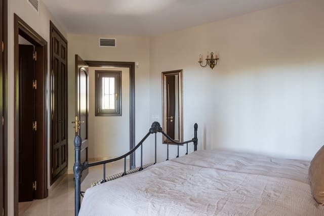 4 Zimmer Villa zu verkaufen in El Rosario, Marbella mit Pool Garage - 2.250.000 € (Ref: 10082245)