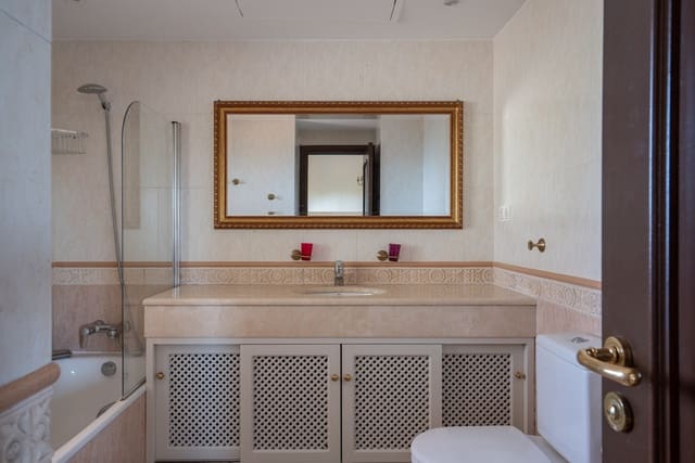 4 Zimmer Villa zu verkaufen in El Rosario, Marbella mit Pool Garage - 2.250.000 € (Ref: 10082245)