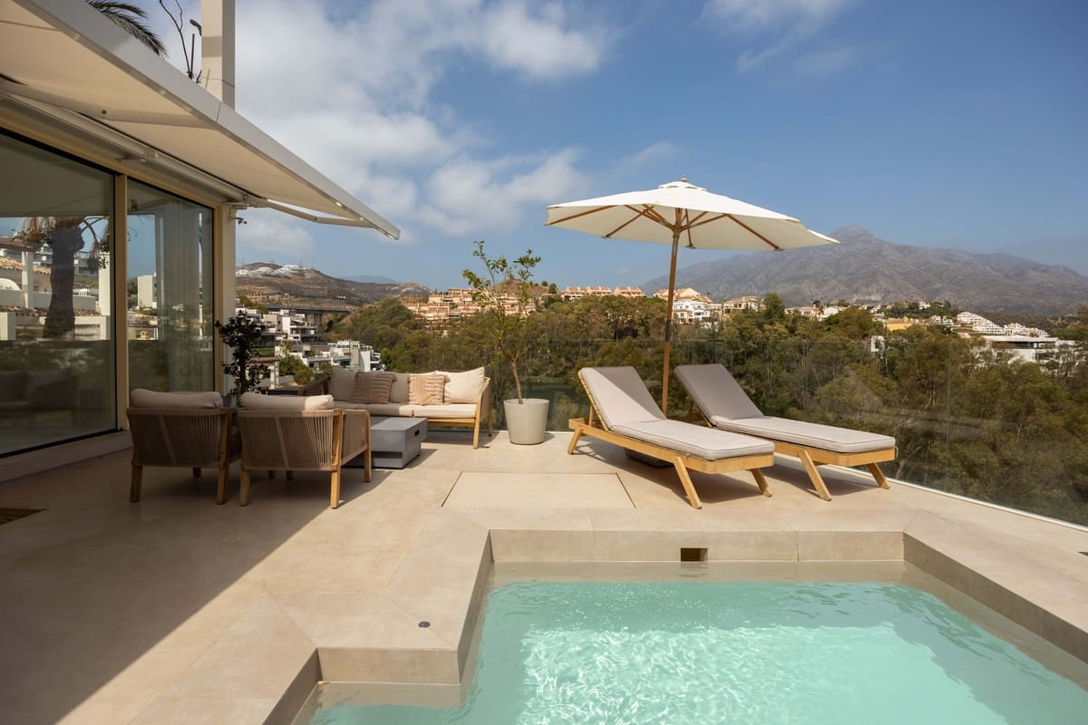 3 soverom Leilighet til salgs i Nueva Andalucia med svømmebasseng - € 1 500 000 (Ref: 10086598)