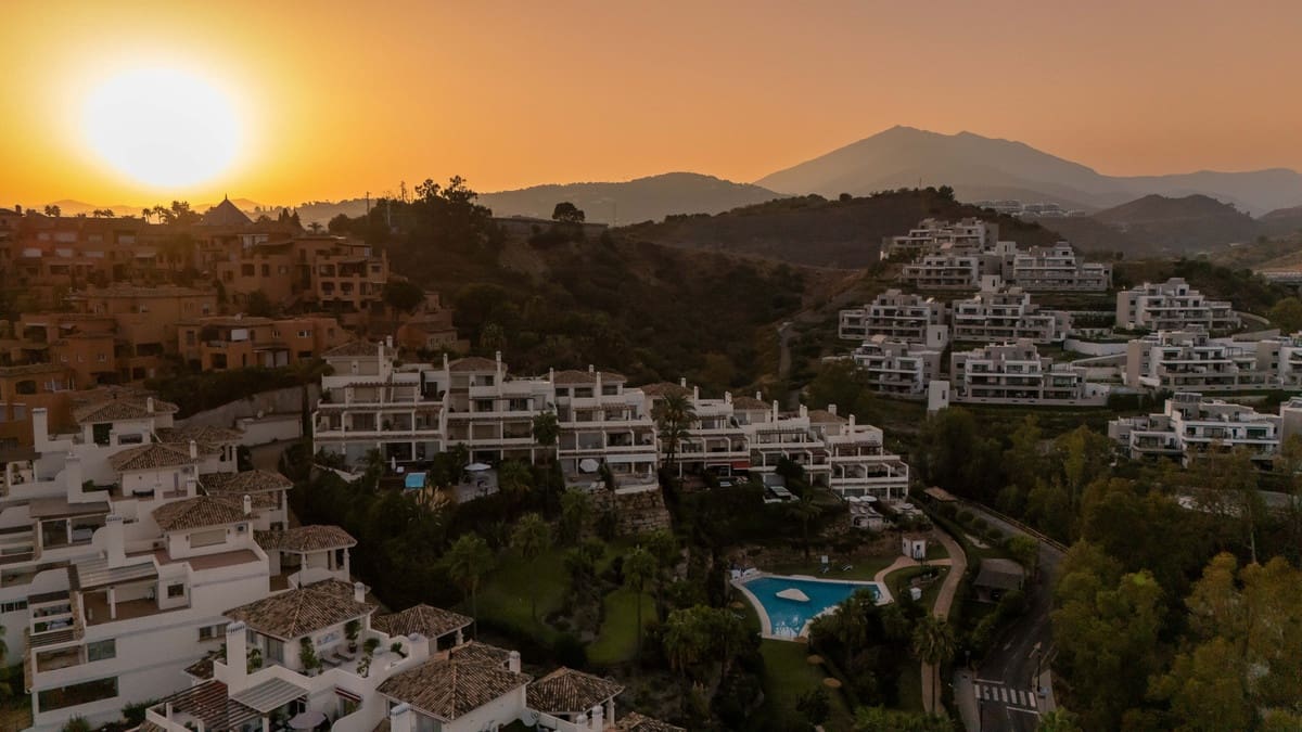 3 soverom Leilighet til salgs i Nueva Andalucia med svømmebasseng - € 1 500 000 (Ref: 10086598)