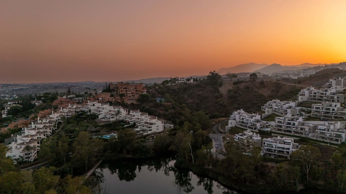 3 soverom Leilighet til salgs i Nueva Andalucia med svømmebasseng - € 1 500 000 (Ref: 10086598)