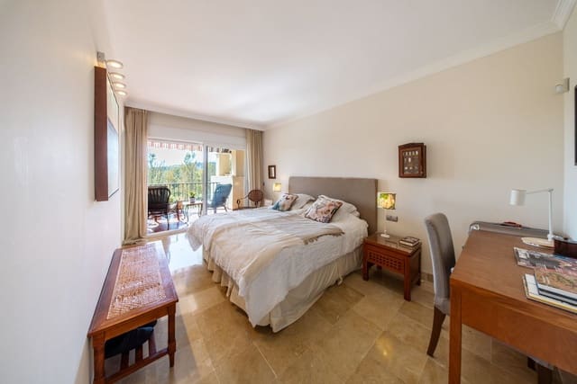 Apartamento de 2 habitaciones en Atalaya-Isdabe, Estepona en venta con piscina garaje - 595.000 € (Ref: 10086605)