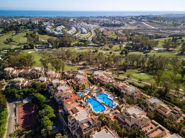 Apartamento de 2 habitaciones en Atalaya-Isdabe, Estepona en venta con piscina garaje - 595.000 € (Ref: 10086605)