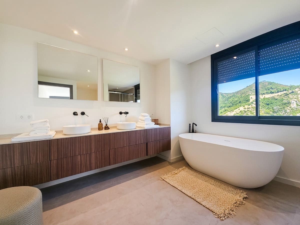 5 bedroom Villa for sale in Benahavis with pool garage - € 3,875,000 (Ref: 10088436)