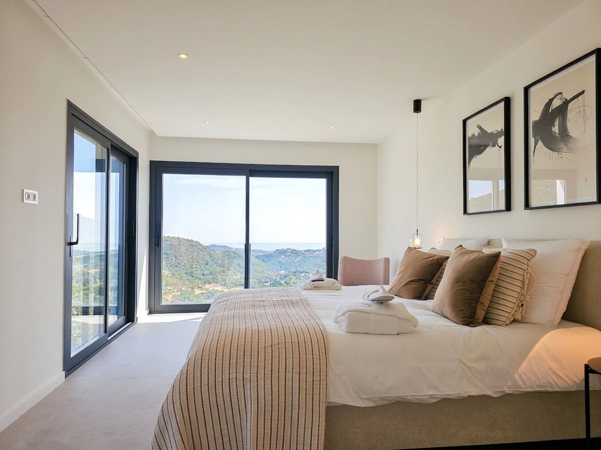 5 bedroom Villa for sale in Benahavis with pool garage - € 3,875,000 (Ref: 10088436)