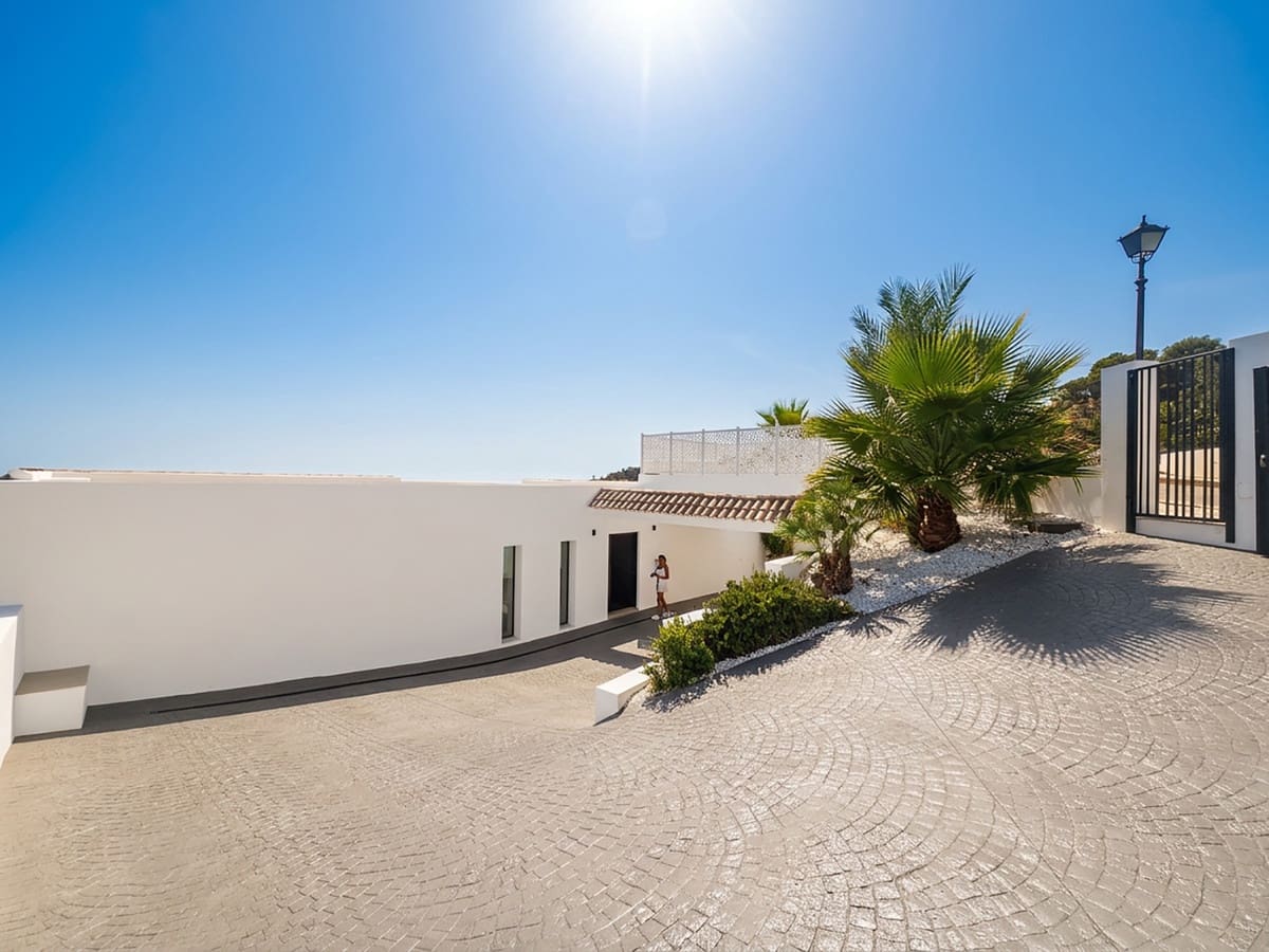 5 bedroom Villa for sale in Benahavis with pool garage - € 3,875,000 (Ref: 10088436)