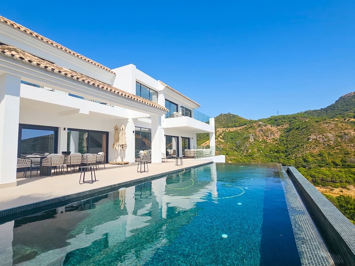 5 bedroom Villa for sale in Benahavis with pool garage - € 3,875,000 (Ref: 10088436)