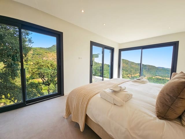 5 bedroom Villa for sale in Benahavís with pool garage - € 3,875,000 (Ref: 10088436)