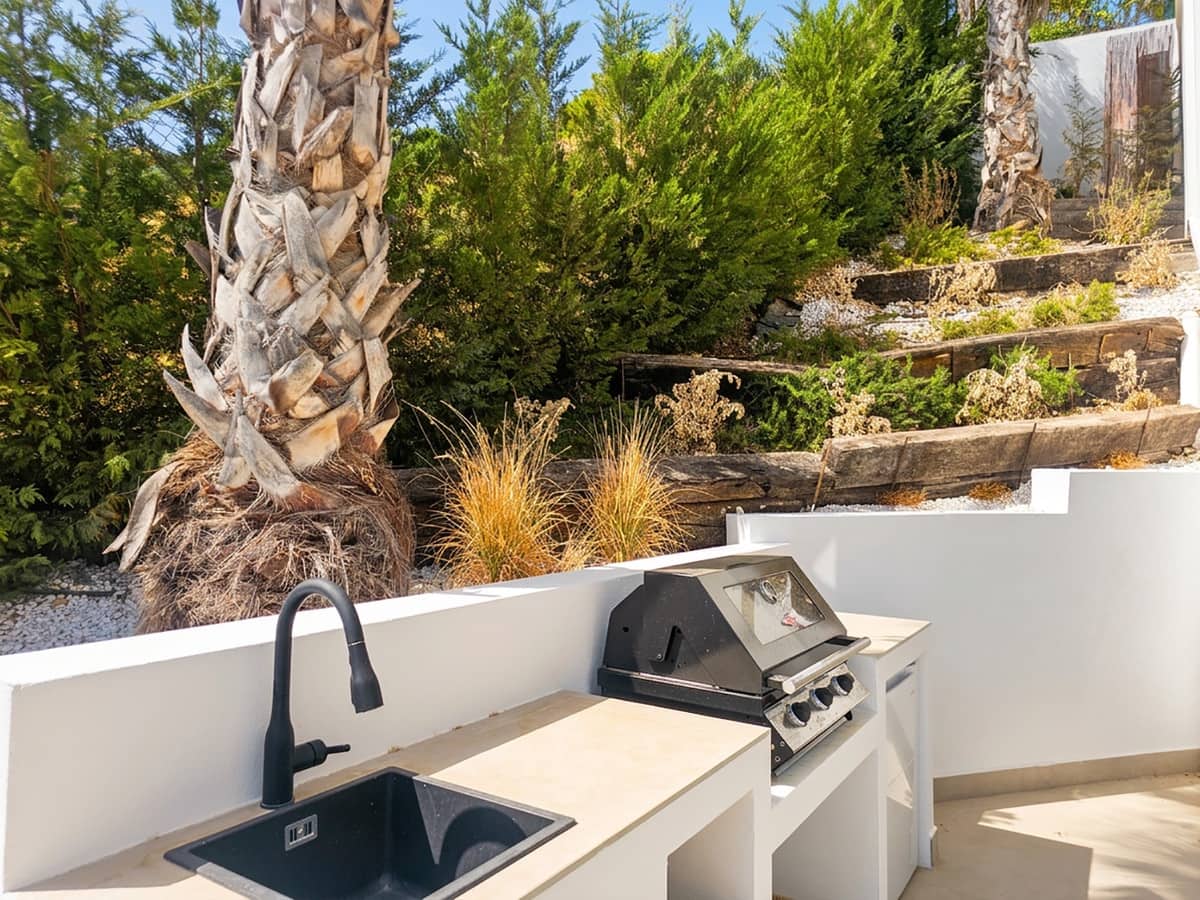 5 bedroom Villa for sale in Benahavis with pool garage - € 3,875,000 (Ref: 10088436)