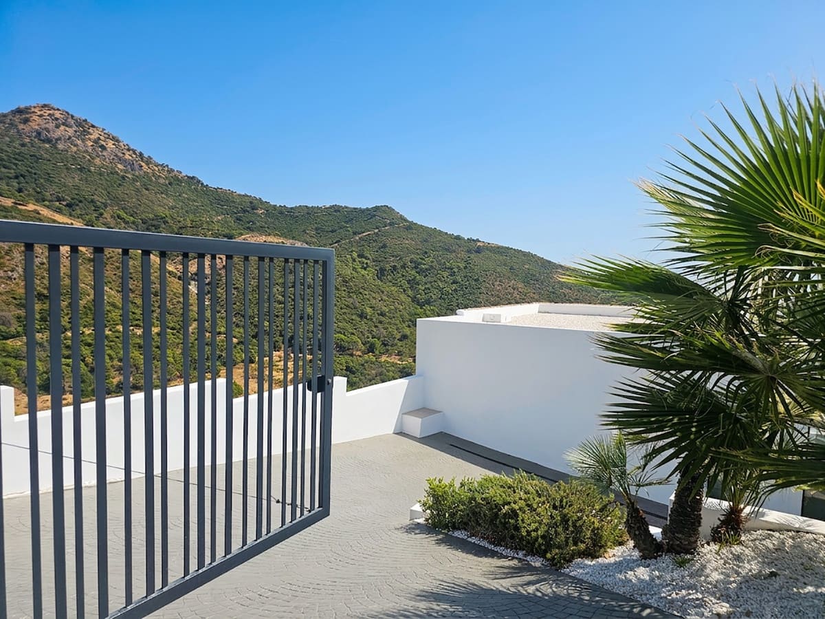 5 bedroom Villa for sale in Benahavis with pool garage - € 3,875,000 (Ref: 10088436)