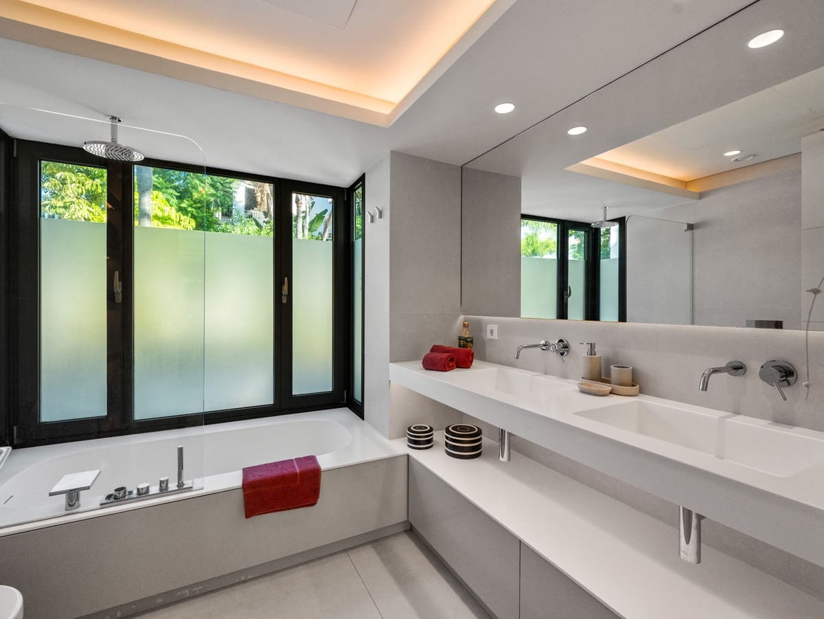 5 quarto Moradia para venda em Golden Mile com piscina - 3 250 000 € (Ref: 10094010)