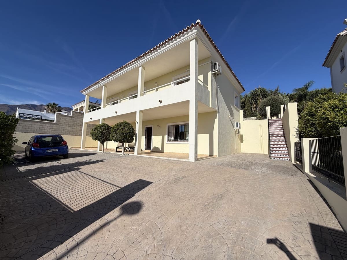 4 sypialnia Willa na sprzedaż w Estepona z basenem garażem - 950 000 € (Ref: 10101309)