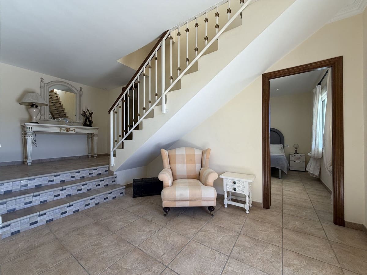 4 sypialnia Willa na sprzedaż w Estepona z basenem garażem - 950 000 € (Ref: 10101309)