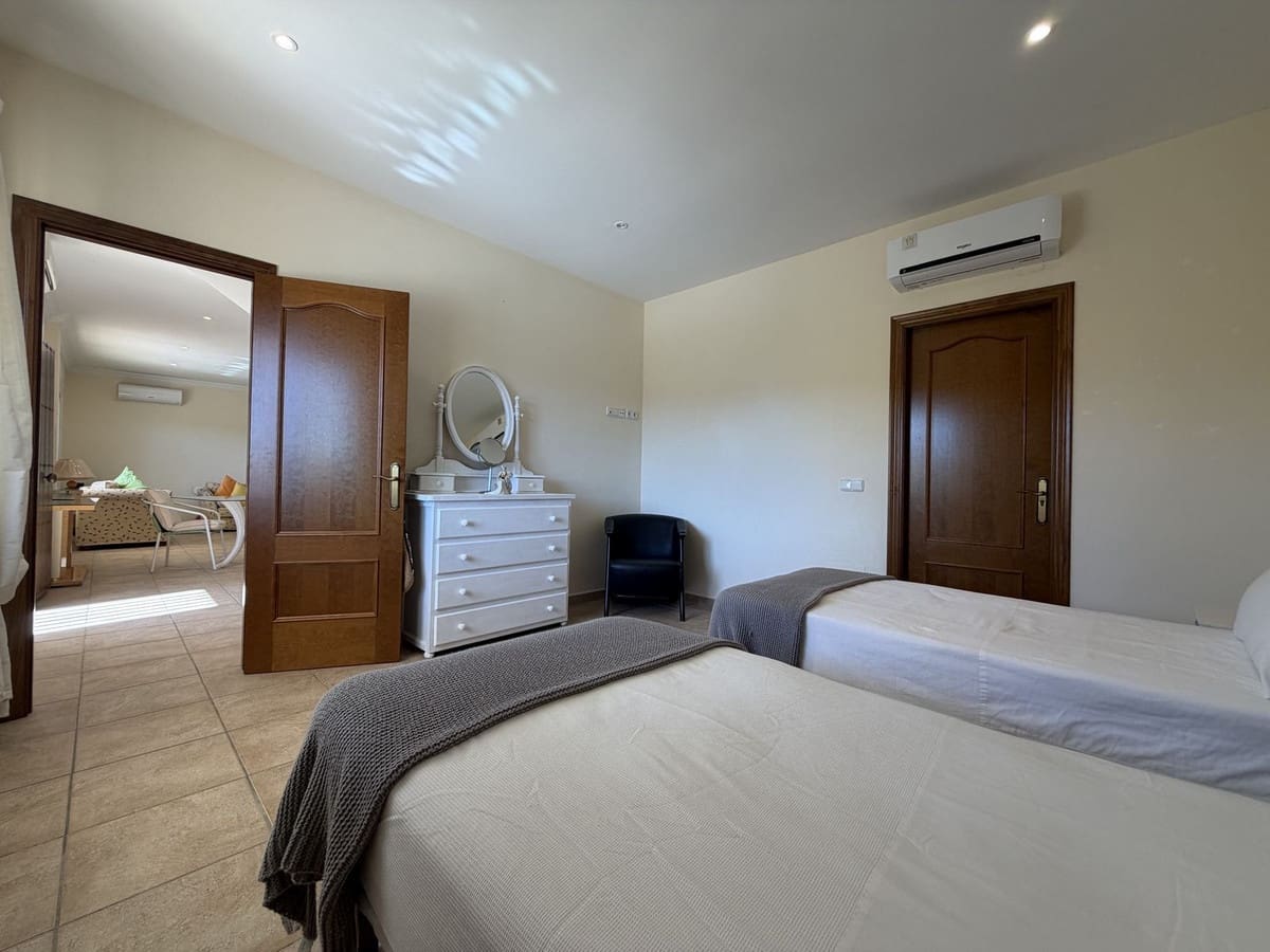 4 sypialnia Willa na sprzedaż w Estepona z basenem garażem - 950 000 € (Ref: 10101309)