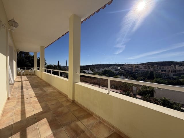 4 sypialnia Willa na sprzedaż w Estepona z basenem garażem - 950 000 € (Ref: 10101309)