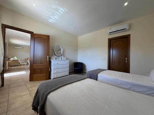 4 sypialnia Willa na sprzedaż w Estepona z basenem garażem - 950 000 € (Ref: 10101309)