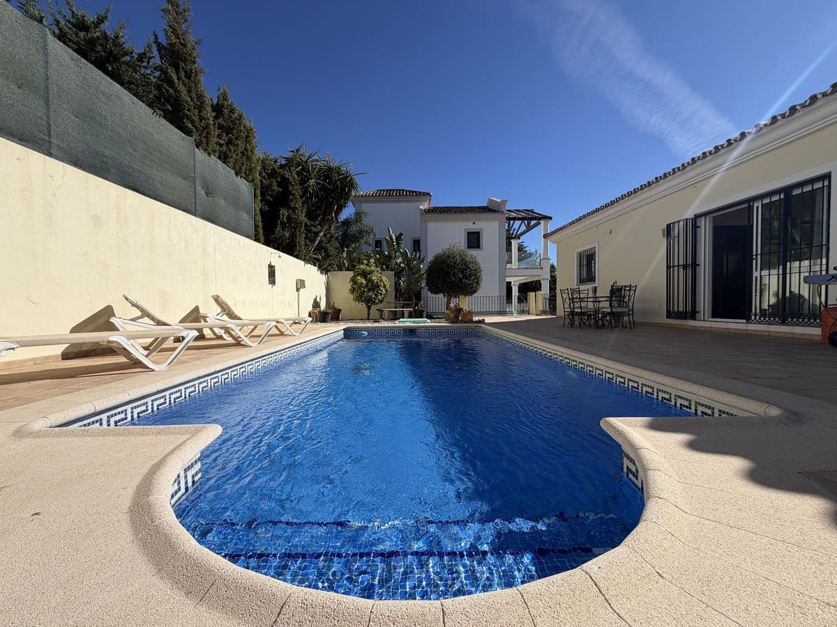 4 sypialnia Willa na sprzedaż w Estepona z basenem garażem - 950 000 € (Ref: 10101309)