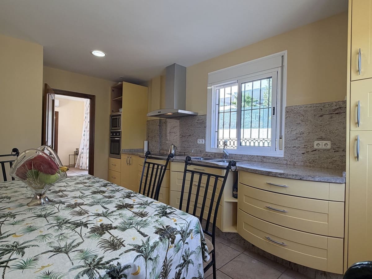 4 sypialnia Willa na sprzedaż w Estepona z basenem garażem - 950 000 € (Ref: 10101309)