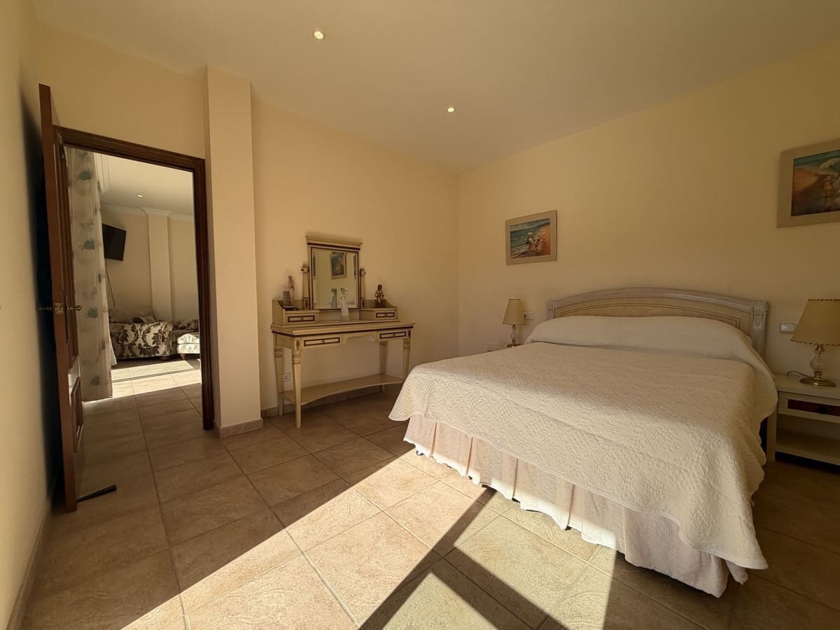 4 sypialnia Willa na sprzedaż w Estepona z basenem garażem - 950 000 € (Ref: 10101309)