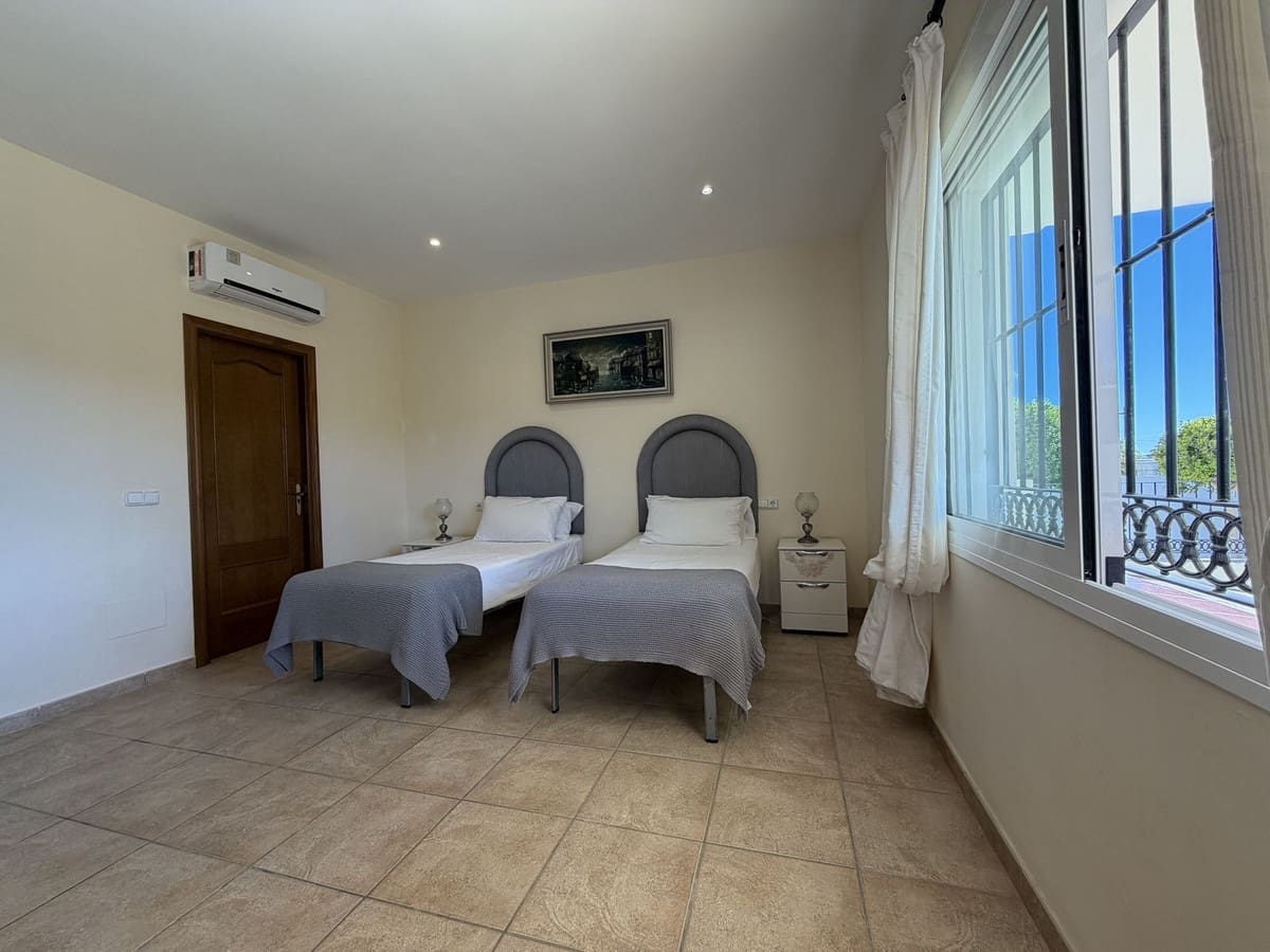 4 sypialnia Willa na sprzedaż w Estepona z basenem garażem - 950 000 € (Ref: 10101309)