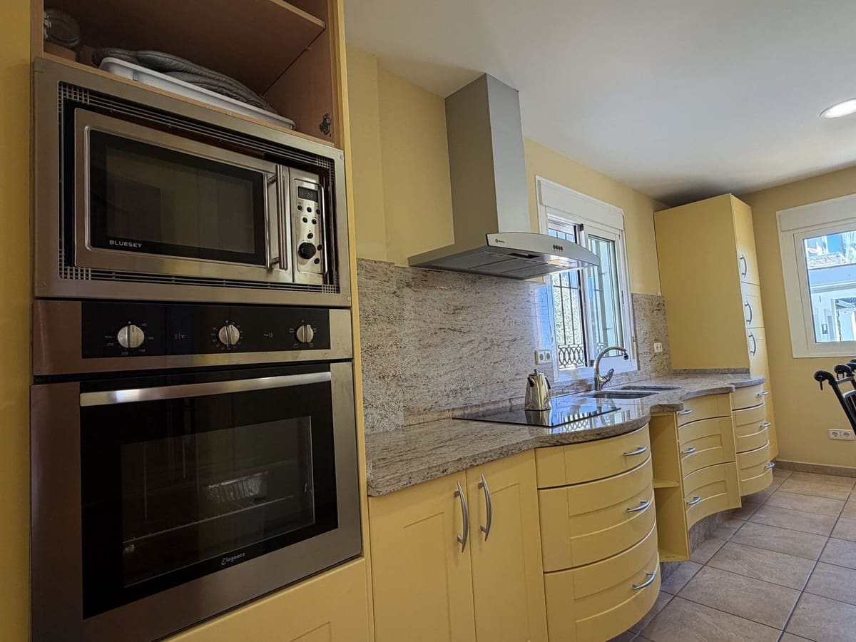 4 sypialnia Willa na sprzedaż w Estepona z basenem garażem - 950 000 € (Ref: 10101309)