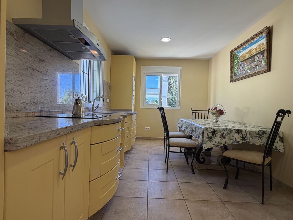 4 sypialnia Willa na sprzedaż w Estepona z basenem garażem - 950 000 € (Ref: 10101309)