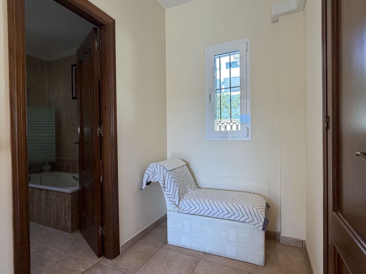 4 sypialnia Willa na sprzedaż w Estepona z basenem garażem - 950 000 € (Ref: 10101309)