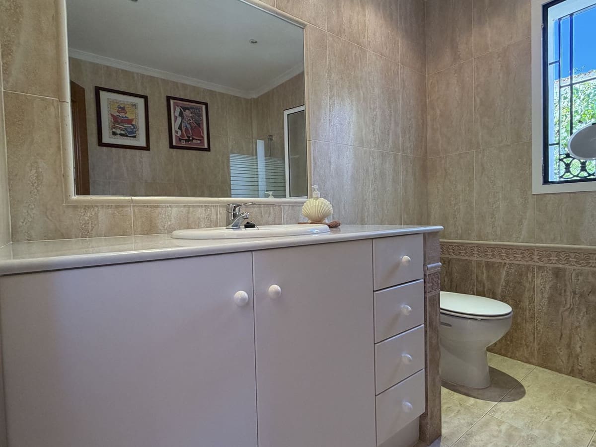 4 sypialnia Willa na sprzedaż w Estepona z basenem garażem - 950 000 € (Ref: 10101309)