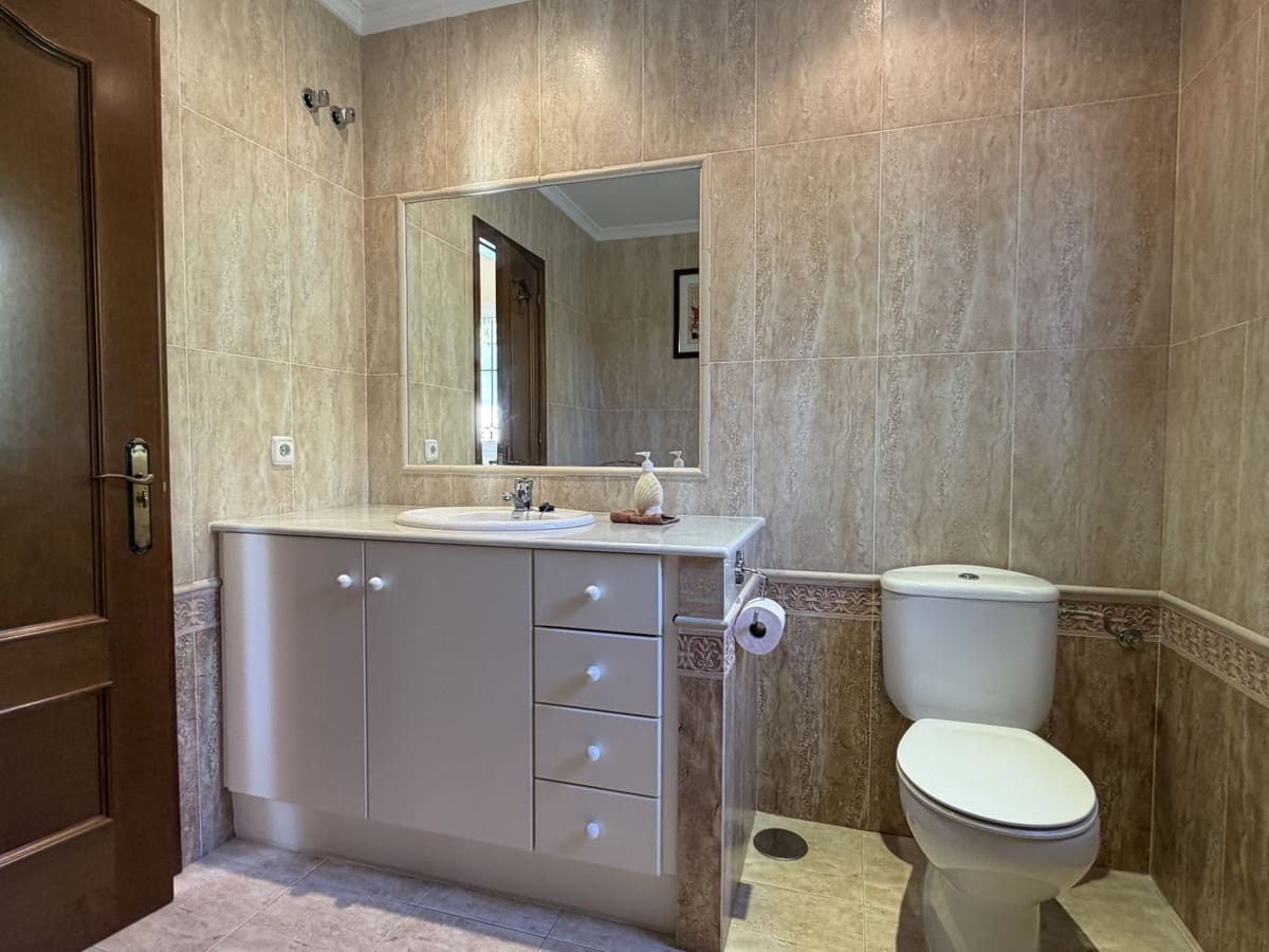 4 sypialnia Willa na sprzedaż w Estepona z basenem garażem - 950 000 € (Ref: 10101309)