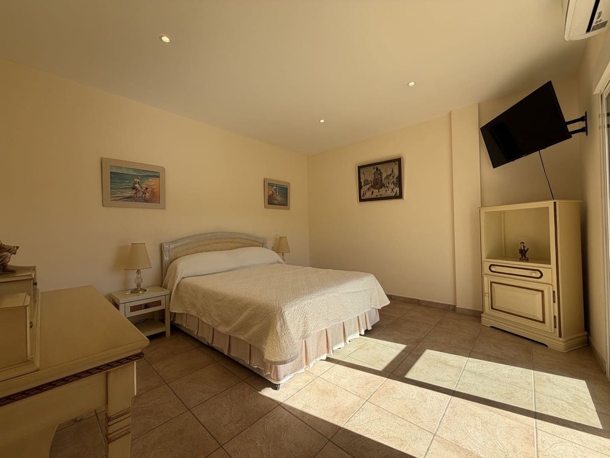 4 sypialnia Willa na sprzedaż w Estepona z basenem garażem - 950 000 € (Ref: 10101309)