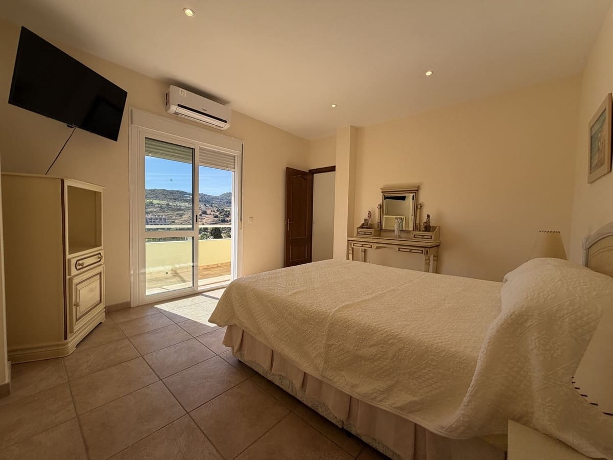 4 sypialnia Willa na sprzedaż w Estepona z basenem garażem - 950 000 € (Ref: 10101309)
