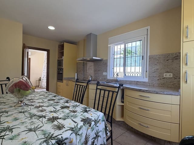 4 sypialnia Willa na sprzedaż w Estepona z basenem garażem - 950 000 € (Ref: 10101309)