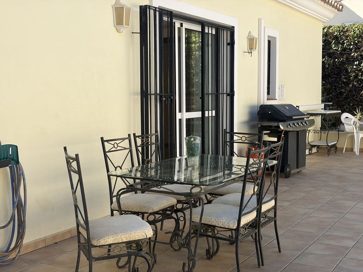 4 sypialnia Willa na sprzedaż w Estepona z basenem garażem - 950 000 € (Ref: 10101309)