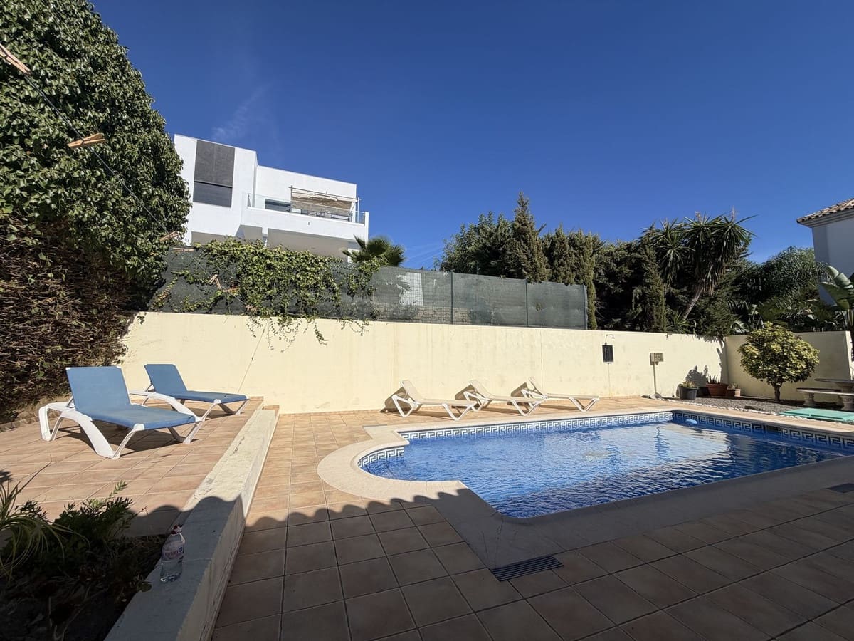 4 sypialnia Willa na sprzedaż w Estepona z basenem garażem - 950 000 € (Ref: 10101309)