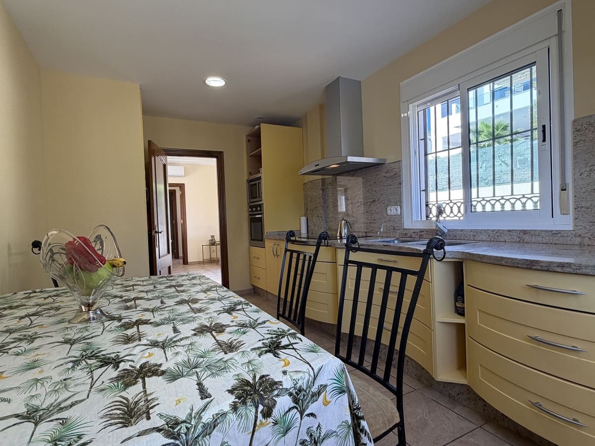4 sypialnia Willa na sprzedaż w Estepona z basenem garażem - 950 000 € (Ref: 10101309)